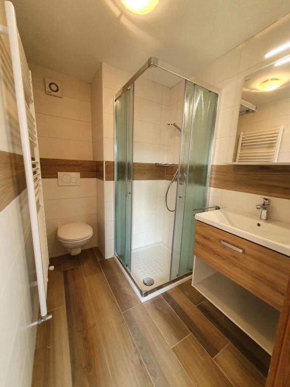 Double Bedroom image 4