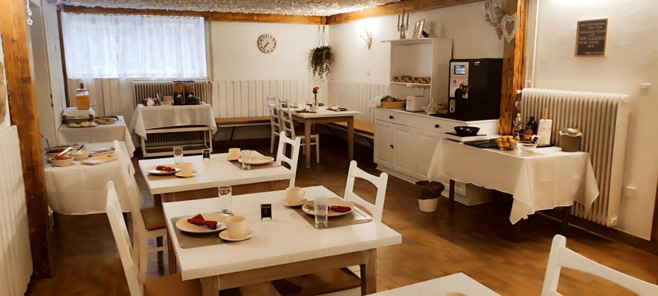 Breakfast / dining room
